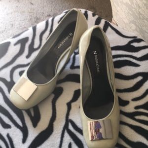 Bone pump with a stacked heel and a silver buckle